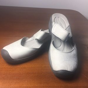 Keen women’s shoes The shoes are light grey.